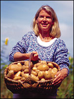 Nette Frau mit Kartoffeln